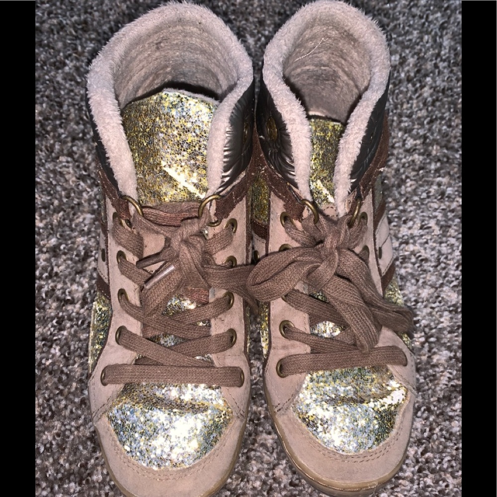 Call it Spring gold shoes